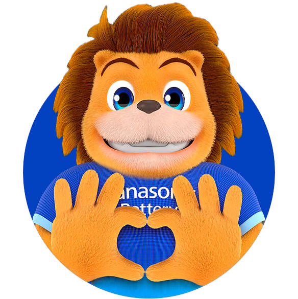 Leo fazendo coração com as mãos